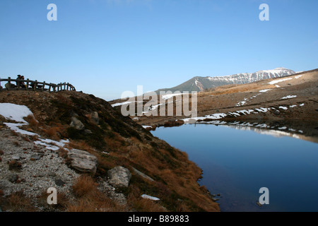 Blick auf den Sugatami-Teich am Asahidake/Mt. Asahi, Daisetsuzan-Nationalpark, Hokkaido, Japan, Herbst/Winter Stockfoto