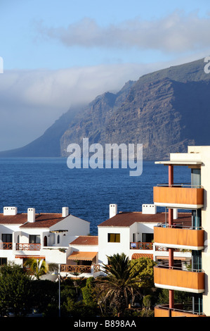 Am Wasser Immobilien mit Blick auf den Atlantik in Puerto Santiago in der Nähe von Los Gigantes Süd Teneriffa Kanarische Inseln Stockfoto