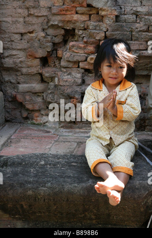 Süßes Foto von kambodschanischen Kind im Tempel Lolei, in der Nähe von Angkor Wat und Siem Reap in Kambodscha. Stockfoto