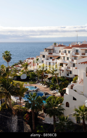 Puerto Hafen Santiago in der Nähe von Los Gigantes Süd Teneriffa Kanarische Inseln Urlaub und Wohnhäusern mit Blick auf den Atlantik Stockfoto