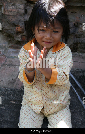 Süßes Foto von kambodschanischen Kind im Tempel Lolei, in der Nähe von Angkor Wat und Siem Reap in Kambodscha. Stockfoto