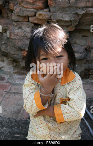 Süßes Foto von kambodschanischen Kind im Tempel Lolei, in der Nähe von Angkor Wat und Siem Reap in Kambodscha. Stockfoto