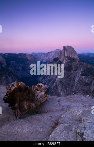 Sonnenuntergang, Dämmerung, Half Dome, Yosemite Nationalpark-Blick vom Glacier Point, mit Blick auf das Tal. Kalifornien, USA. Stockfoto