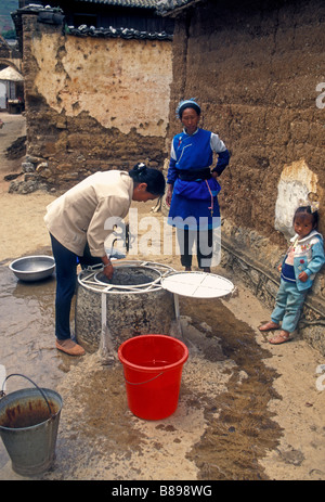 Chinesische Frauen, Chinesisch, Frauen, Erwachsene Frauen, Dorfbewohner, Frau, Zeichnung von Wasser aus Brunnen, Brunnen, Brunnen, Gestaltung, Yunnan Provinz, China, Asien Stockfoto