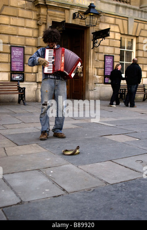 Straßenkünstler in Bath Stadtzentrum durch die Abtei und die römischen Bäder Stockfoto