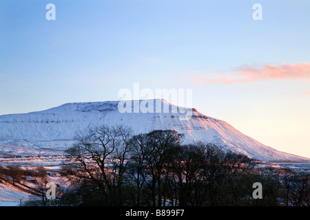 Ingleborough im Winter Yorkshire Dales England Stockfoto