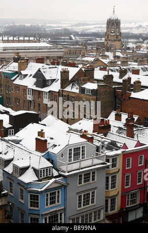 Blick auf Oxford Stadt von [Universität Kirche von St Mary the Virgin] Dächern Winter schneebedeckt, High Street, Oxford, England Stockfoto