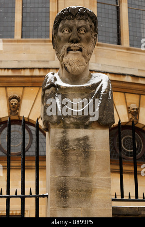 Schnee bedeckt [des Kaisers Kopf] Statue außerhalb "Sheldonian Theatre", Oxford, England, Vereinigtes Königreich, Winter Stockfoto