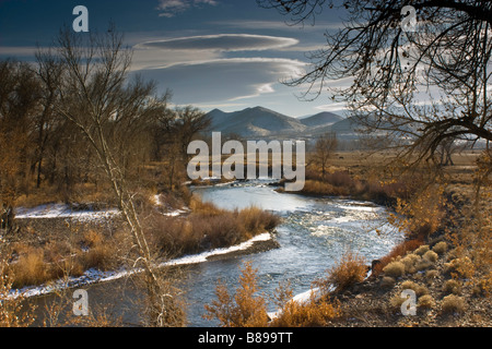 Winter-Blick auf den Truckee River von Wadsworth Nevada mit linsenförmige Wolken am Himmel Hintergrund Stockfoto