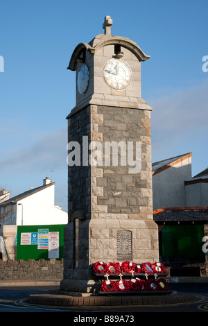 Uhrturm mit Mohn Kränze in Rhosneigr Dorf, Anglesey, Nordwales Stockfoto