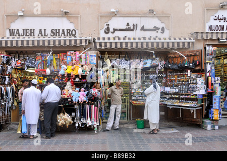 Menschen & Dubai Shopping Street scene kleine Ladenfronten & Shop Display Shops Verkauf von verschiedenen Waren an Käufer Vereinigte Arabische Emirate VAE Naher Osten Stockfoto