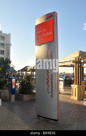 Bur Dubai RTA Bahnhof Zeichen für Abra Wasserbus Anlegestelle am Dubai Creek in der Nähe der alten Souk Eingang einsteigen Stockfoto