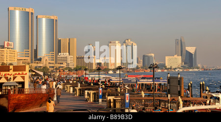 Dubai Deira-Seite des Baches Wasserbus-Haltestelle Deira alte Souk mit Royex Türme und die Skyline der Stadt darüber hinaus Stockfoto