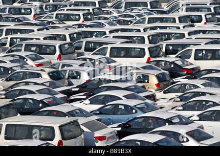 Bahrain blickt aus nächster Nähe von oben auf die Lagerung importierter Neuwagen am Hafen, die auf den Vertrieb warten Manama Bahrain Persischer Golf Asien Stockfoto