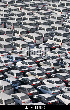 Bahrain blickt aus nächster Nähe auf die Lagerung verschiedener importierter neuer Autos am Hafen, die auf den Vertrieb warten Manama Bahrain Persischer Golf Asien Stockfoto