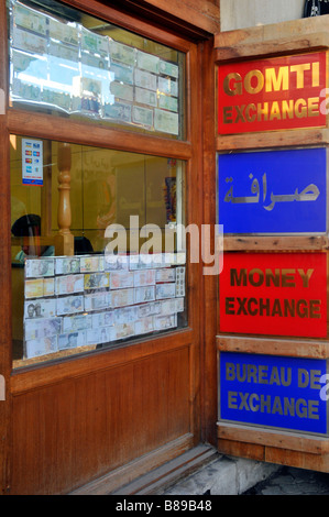 Am Fenster des Geldwechsels in Dubai werden verblasste Banknoten im „Dubai Old Souk“-Freiluftmarkt in den Vereinigten Arabischen Emiraten Asiens ausgestellt Stockfoto