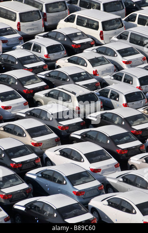 Bahrain blickt aus nächster Nähe auf die Lagerung importierter Neuwagen am Hafen, die auf den Vertrieb warten Manama Bahrain Persischer Golf Asien Stockfoto