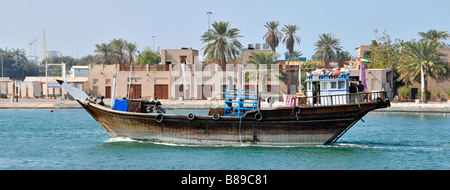 Dubai Creek und Dhau unterwegs Stockfoto