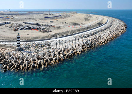 Dubai nähert sich Port Rashid und Meer Rückgewinnung Projekte unter Bau für Maritime City mit Haufen von großen Dolos Beton Blöcke Stockfoto