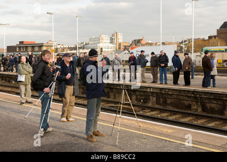 Zug-Spotter in Clapham Junction warten für "Tornado-Dampfmaschine" Peppercorn A1 Pacific Dampfzug Stockfoto