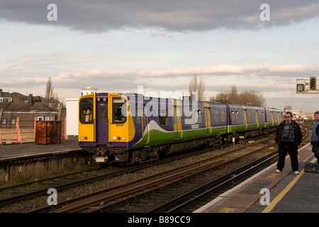 Man wartete auf Zug am Clapham Junction London Stockfoto