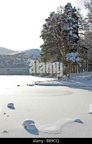 Die Cairngorm Berge von gefrorenen Loch ein Eilein in den Ausläufern des Schnees bedeckt Nationalpark.    SCO 2105 Stockfoto