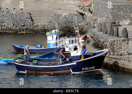 Los Abrigos ein kleiner Fischerhafen und die Stadt bekannt für Fisch-Restaurants in Süd Teneriffa Kanarische Inseln Fischerboot auf dem Kai Stockfoto