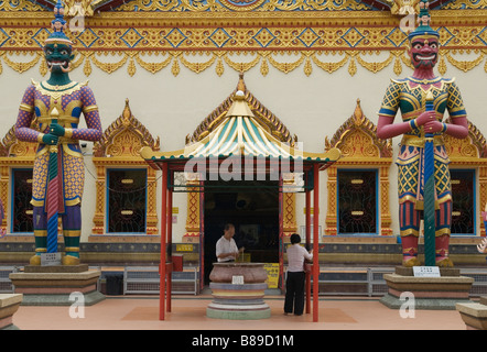 Machen ein Angebot außerhalb Wat Chaiya Mangkalaram, Penang, Malaysia Stockfoto