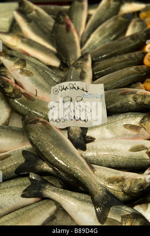 Frischer Wolfsbarsch - Venedig Rialto Fischmarkt Stockfoto