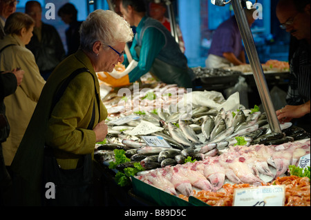 Venezianer Kauf frischer Fisch in der Rialto Markt, Venedig Stockfoto