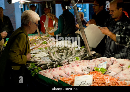 Venezianer Kauf frischer Fisch in der Rialto Markt, Venedig Stockfoto