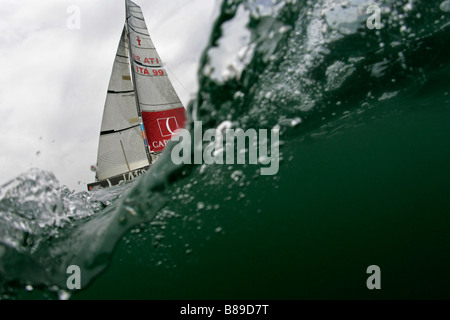 Amerikas Cup Herausforderer Mascalzone Latino-Capitalia Team von Italien segelt vor ihrem Spiel der Round Robin 1 Flug 6 Stockfoto