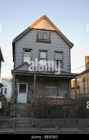 Unbewohnten Haus in armen heruntergekommenen Viertel in Pittsburgh Stockfoto