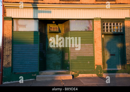 Mit Brettern vernagelt Shop in einer benachteiligten Gegend in Pittsburgh Stockfoto