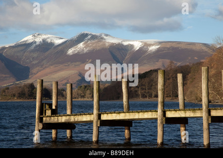 Winter im Derwent Water mit ashness Holz- lakeshore Jetty. Englisch Keswick, Lake District, Cumbria, Großbritannien Stockfoto