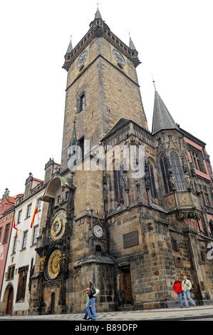 Die astronomische Uhr auf der Seite der Old Town Hall Tower.  Die Uhr- oder Orloj - stammt aus dem 15. Jahrhundert. Stockfoto