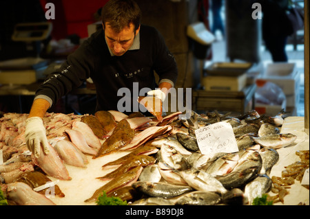 Venezianer Kauf frischer Fisch in der Rialto Markt, Venedig Stockfoto