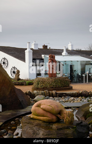 Gebäude, Hof und Statuen in Gretna Green für Hochzeiten, Dumfriesshire, Schottland, Vereinigtes Königreich Stockfoto