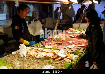 Venezianer Kauf frischer Fisch in der Rialto Markt, Venedig Stockfoto