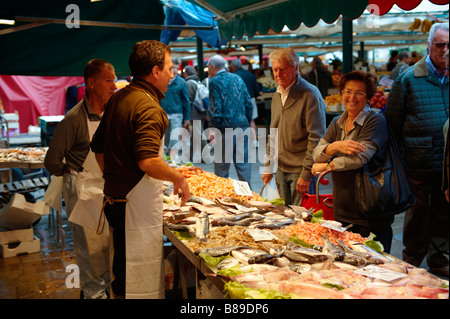 Venezianer Kauf frischer Fisch in der Rialto Markt, Venedig Stockfoto