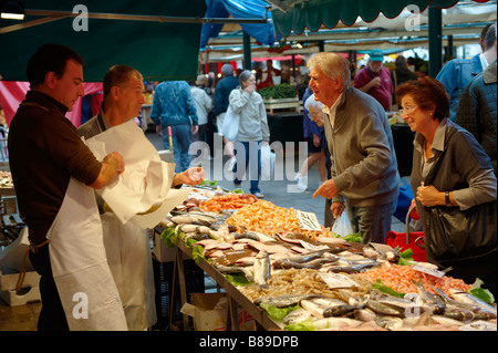 Venezianer Kauf frischer Fisch in der Rialto Markt, Venedig Stockfoto