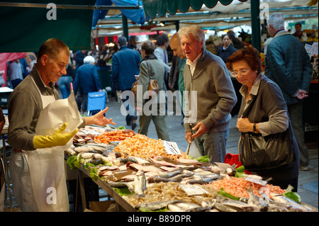 Venezianer Kauf frischer Fisch in der Rialto Markt, Venedig Stockfoto