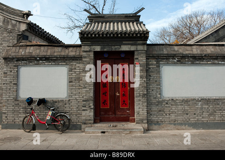 Hutong in Peking; Außenansicht des traditionellen Eingangstür und Wände in einem Beijing Hutong 2009 Haus Stockfoto