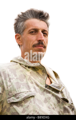 Applying Porträt des Mannes in camuflage Stockfoto