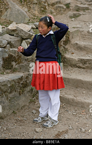 Nepalesische Mädchen in Schuluniform in der Nähe von Lukla in Solokhumbu Region Nepal gekleidet Stockfoto