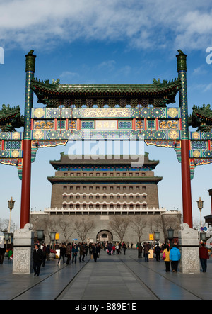 Kunstvolle traditionelle chinesische Tor mit Zhengyangmen Gatter nach hinten an der neu restaurierten Qianmen Street in Peking 2009 Stockfoto