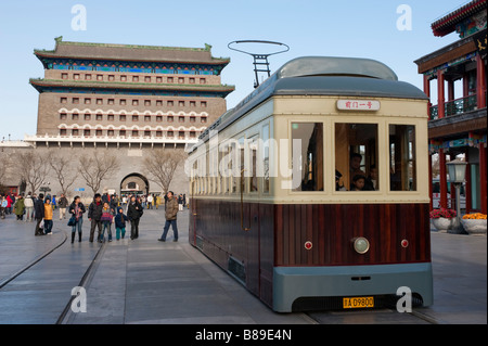 Tourist-Straßenbahn, die rauf und runter neu läuft gebaut historisch Themen traditionelle Straße für Touristen am Qianmen in Peking 2009 Stockfoto