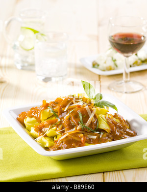 Tortellini mit Tomatensauce Stockfoto