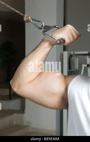 Nahaufnahme eines Mannes tun Kabel zieht Bizeps training in der Turnhalle Stockfoto
