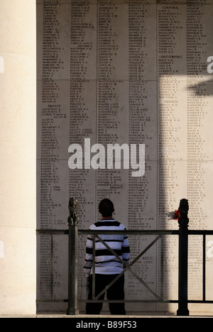 Teenager Studien Namen der vermissten Soldaten aufgeführt an den Wänden des Menin Gate in Ypern, Belgien Stockfoto